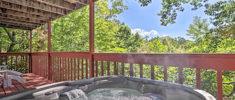 Pinecone Cottage's bubbling hot tub