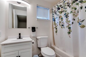 Bathroom w/ Tub & Shower