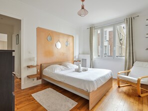 Chambre confortable avec fenêtre