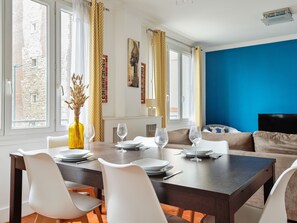Table dressée pour 4 personnes