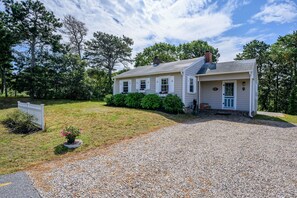 Parking for 4 cars at 135 Pine Knoll Avenue Chatham Cape Cod - Sarah-N-Dipity - NEVR