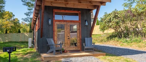 Welcome to Mt. Whitney, one of four West Jefferson Tiny Homes, only 1 mile from downtown!