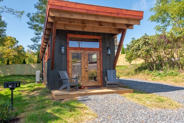 Welcome to Mt. Whitney, one of four West Jefferson Tiny Homes, only 1 mile from downtown!