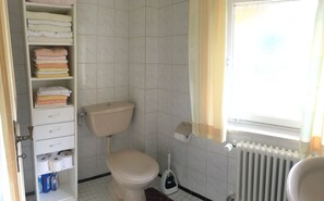 Ferienwohnung 85qm, Balkon, Küche, 2 Schlafzimmer, Wohnzimmer, max 6 P.-Bad01