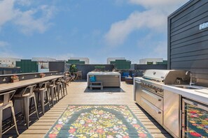 Amazing Outdoor Kitchen and Rooftop Hot Tub