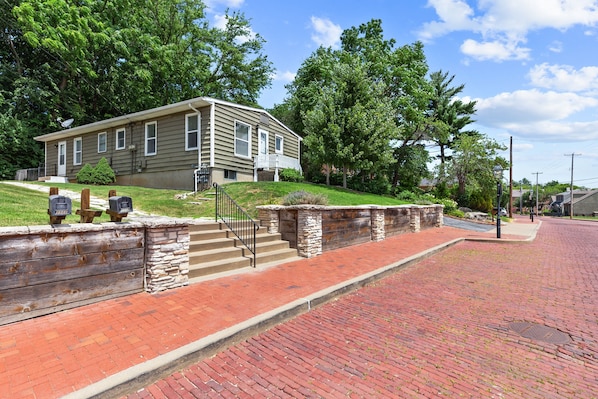 Street View/Historic Cobblestone