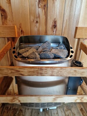 The electric sauna heater can heat approx. 90-120°C (depending on the weather and outside temperature).