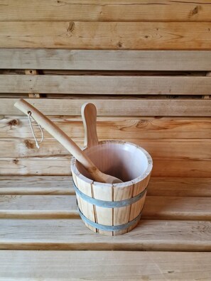 A kettle including a spoon for the sauna infusion is available.