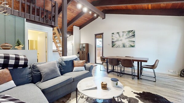 Home Decor, Furniture, Indoors, Living Room, Table