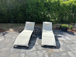 2 loungers with table