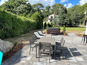 Seating for 6 ( bar seats additional 6 guest )