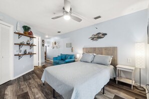 Living Area/queen bed with smart TV
