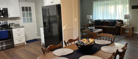 Open floor plan. Kitchen, Dining room, Livingroom.