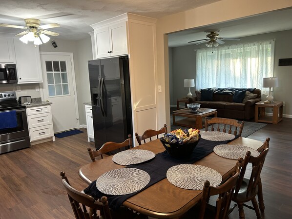 Open floor plan. Kitchen, Dining room, Livingroom.