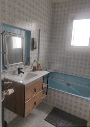Salle de bain lumineuse et spacieuse