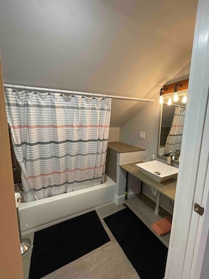 2nd level bathroom