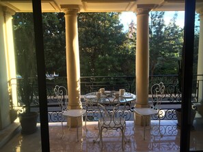 terrasse exposée sud avec vue sur la Promenade du Paillon