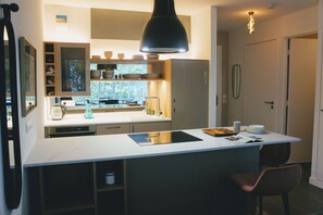 open kitchen with eat-in peninsula