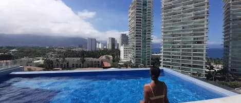 Thanks to our happy guest who shared her photo at our rooftop pools!