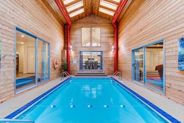 *INDOOR*HEATED*Pool!!