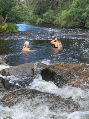 Rocky Crossing 15min drive
