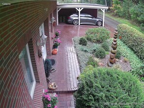 Hauseingang mit Vorgarten und Carport