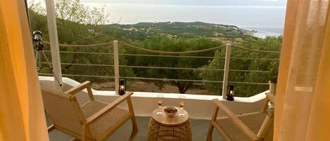 Front terrace: stunning view of the sea.