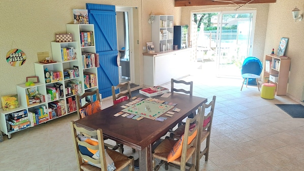 Patio couvert commun aux deux gßtes: des jeux de société, des livres, pour tous