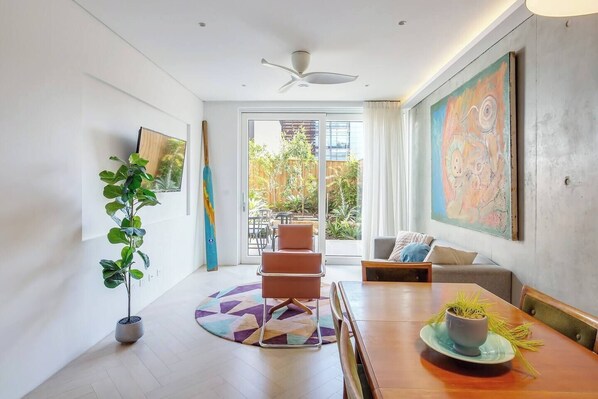 Seamless living & dining on the ground floor with direct access to the spacious and bright private courtyard.
