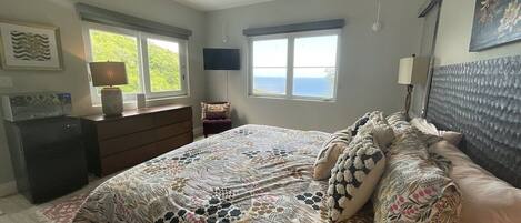 Grotto Suite - King bed with ocean view