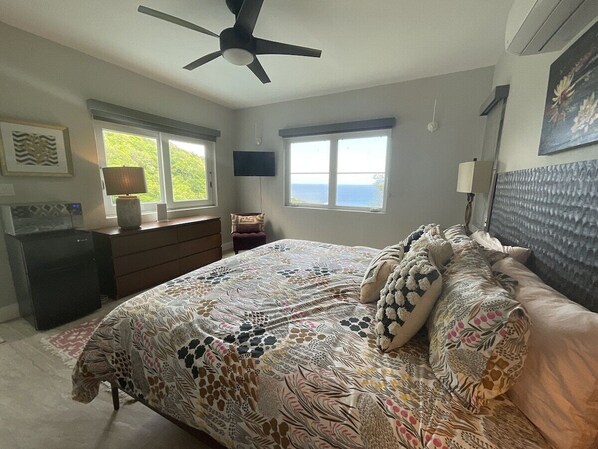 Grotto Suite - King bed with ocean view