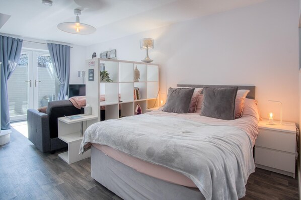 Portway Nook - 1 Bedroom Studio - Bishopston (6803)