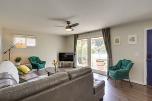 Living Room | Free WiFi | Central A/C | Smart TV