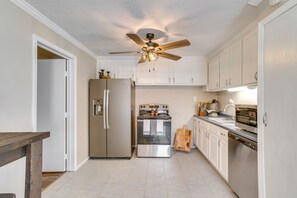 Kitchen | Stainless Steel Appliances w/ Dishwasher | Free WiFi