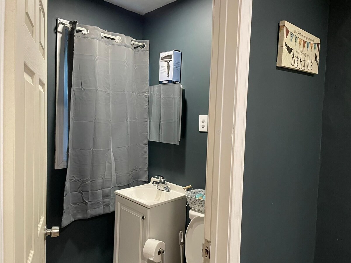 Stylish and cozy home away from home. Located in Central meriden
