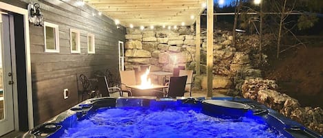 Hot Tub, Fire Pit, Lighted Outdoor Seating, Privacy, enjoy!