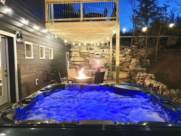 Hot Tub, Fire Pit, Lighted Outdoor Seating, Privacy, enjoy!