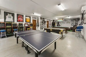 Game Room. 85" TV, Pool, Ping Pong, Air Hockey, Darts, Arcades, Basketball.