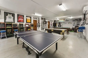 Game Room. 85" TV, Pool, Ping Pong, Air Hockey, Darts, Arcades, Basketball.