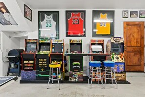 Game Room. 85" TV, Pool, Ping Pong, Air Hockey, Darts, Arcades, Basketball.