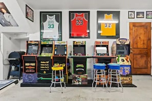 Game Room. 85" TV, Pool, Ping Pong, Air Hockey, Darts, Arcades, Basketball.