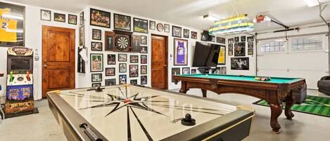 Game Room. 85" TV, Pool, Ping Pong, Air Hockey, Darts, Arcades, Basketball.