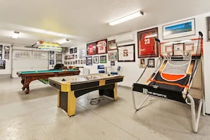 Game Room. 85" TV, Pool, Ping Pong, Air Hockey, Darts, Arcades, Basketball.
