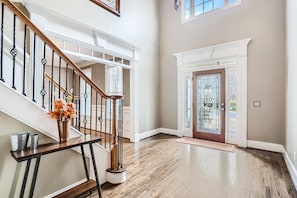 Amazing entrance with stairs to the 1st floor