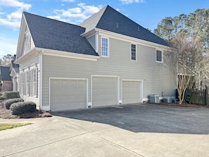 Side view of the scenic overview of the beautiful surroundings and neighborhood in All Lakes, Acworth, GA 