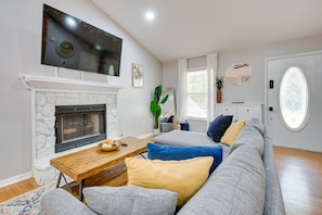 Living Room | Free WiFi | Smart TV | Central A/C & Heating