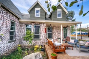WIth this welcoming front porch, you'll make fantastic memories! 