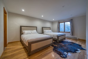 2 Full size beds.
Parachute® Linens, Duvets and Pillows!