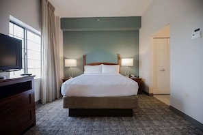 Unit with 1 Queen size bed. Exact unit will be assigned upon arrival. Views, colors and decor may vary.