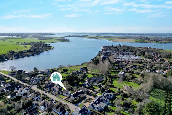 Welcome to this newly renovated cottage in Bosham, just a stone's throw from the sea.